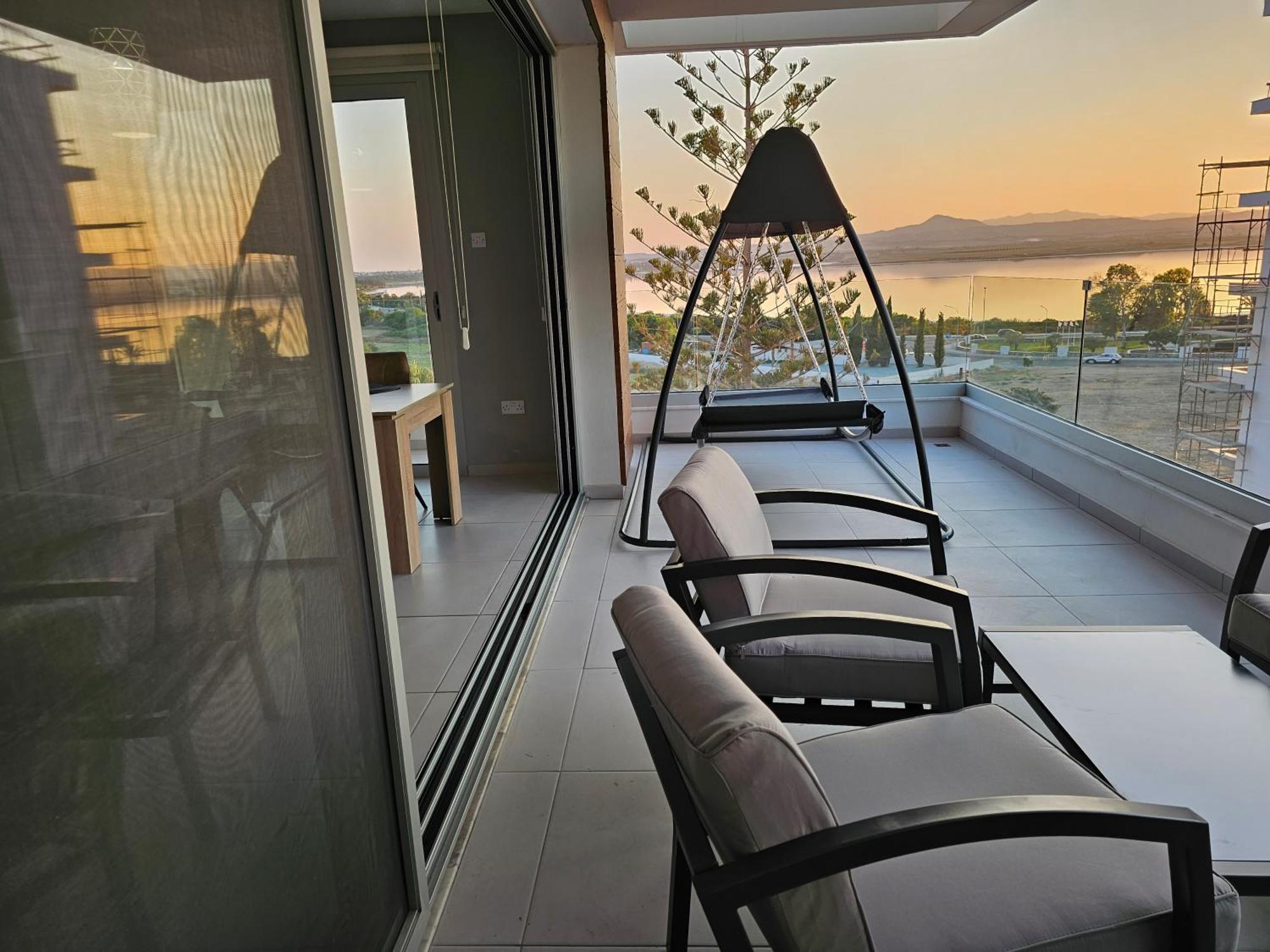 Majestic Sunset Salt Lake Views 300M From Beach لارنكا المظهر الخارجي الصورة