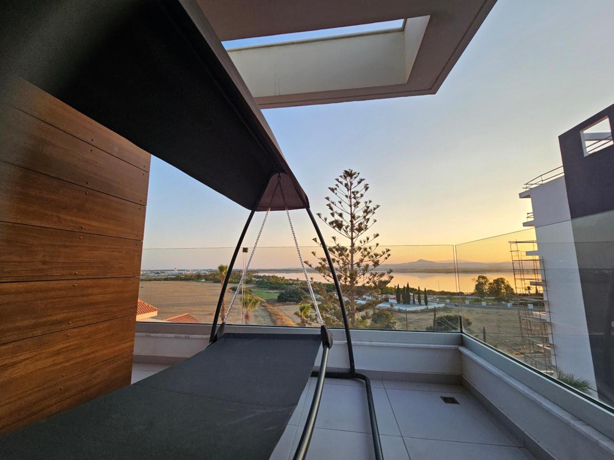 Majestic Sunset Salt Lake Views 300M From Beach لارنكا المظهر الخارجي الصورة
